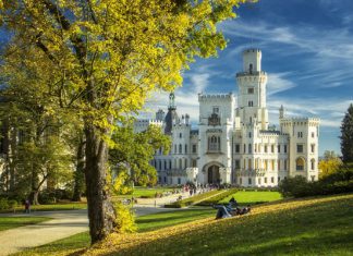 Ghé thăm lâu đài trắng Hluboka nổi tiếng trong tour du lịch Czech