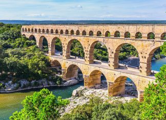 Khám phá vẻ đẹp kì vĩ của cầu Pont du Gard khi đi du lịch Pháp