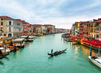 Đắm chìm trong vẻ đẹp cổ kính của kênh đào Grand Canal Venice tại Ý 